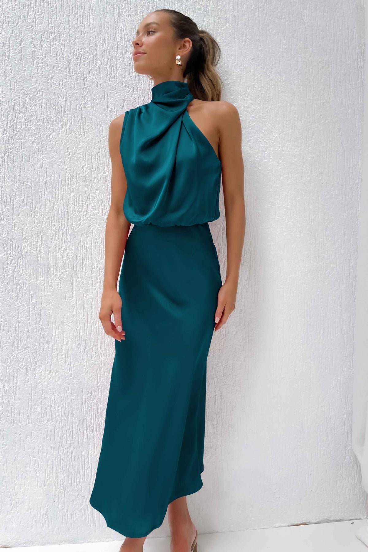 Carlina | Robe longue en satin avec col halter