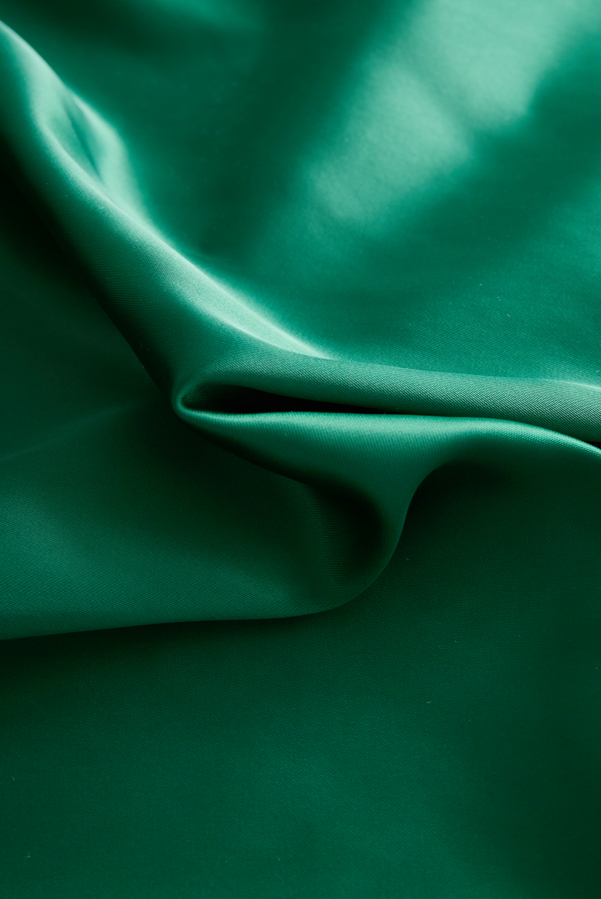 Émeraude | Blouse en satin à col V et dentelle