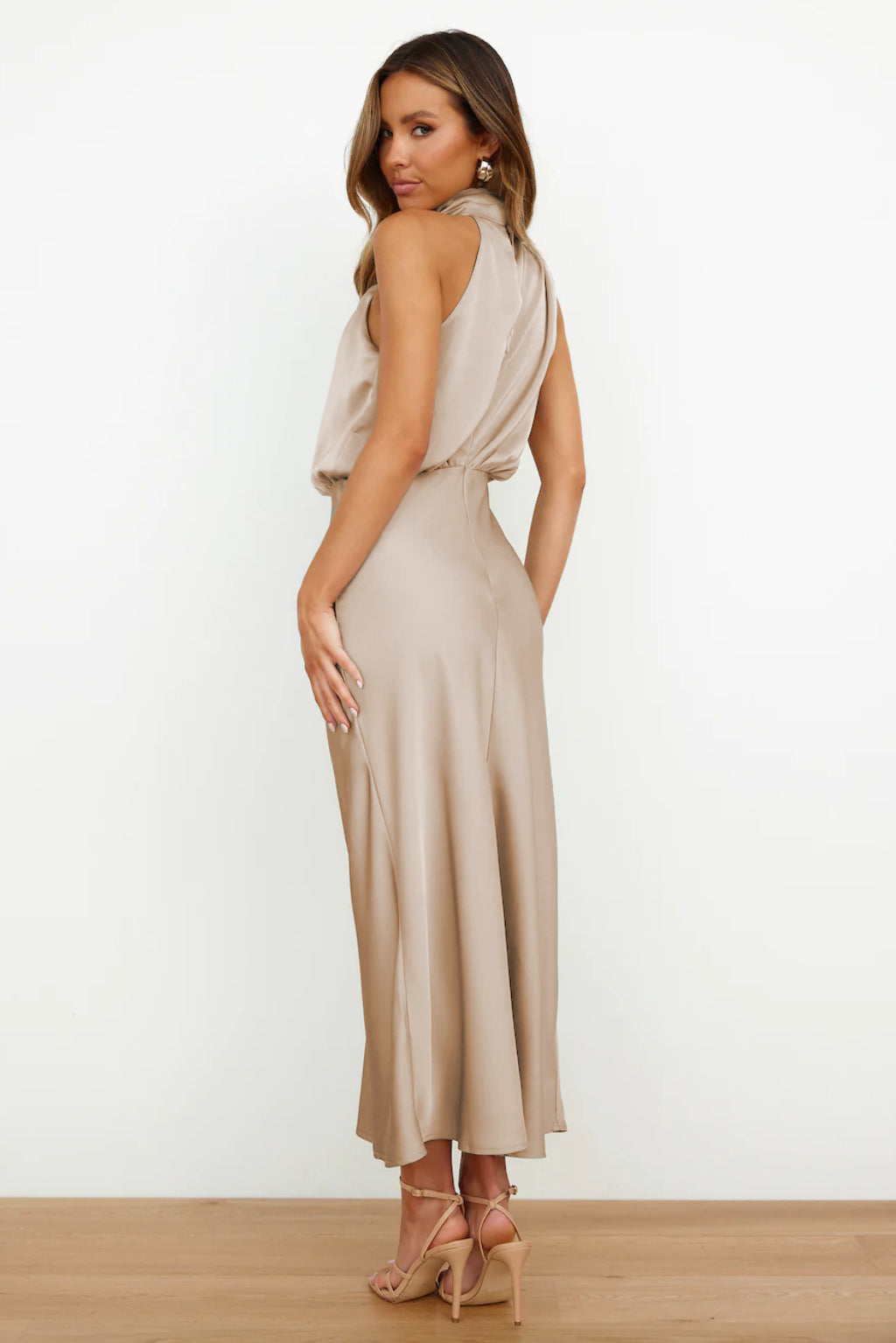 Carlina | Robe longue en satin avec col halter