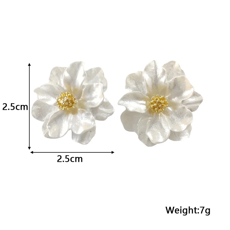 Boucles d'oreilles élégantes en acrylique blanc, design floral