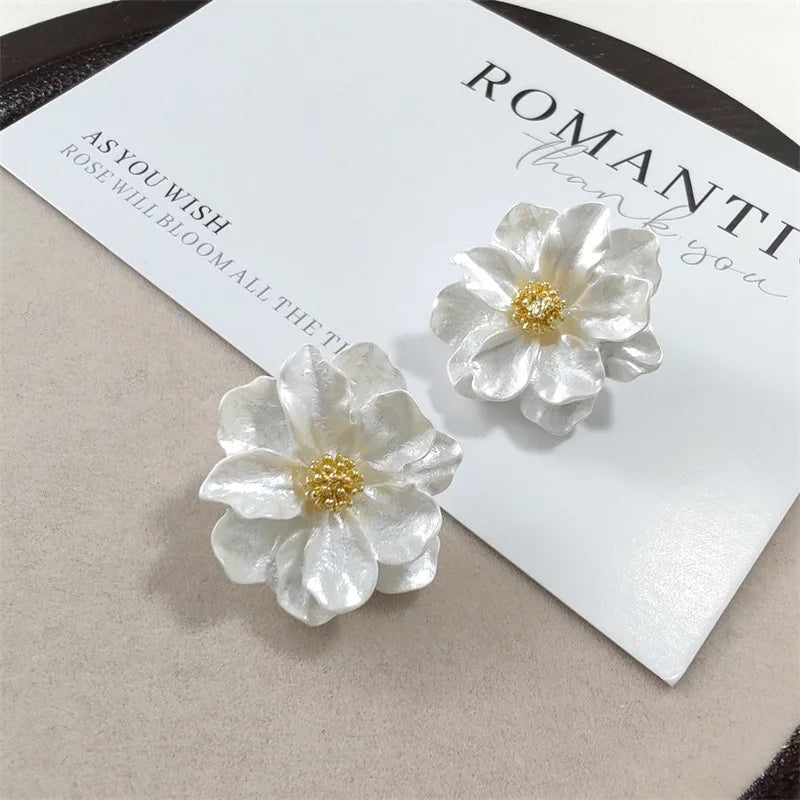 Boucles d'oreilles élégantes en acrylique blanc, design floral