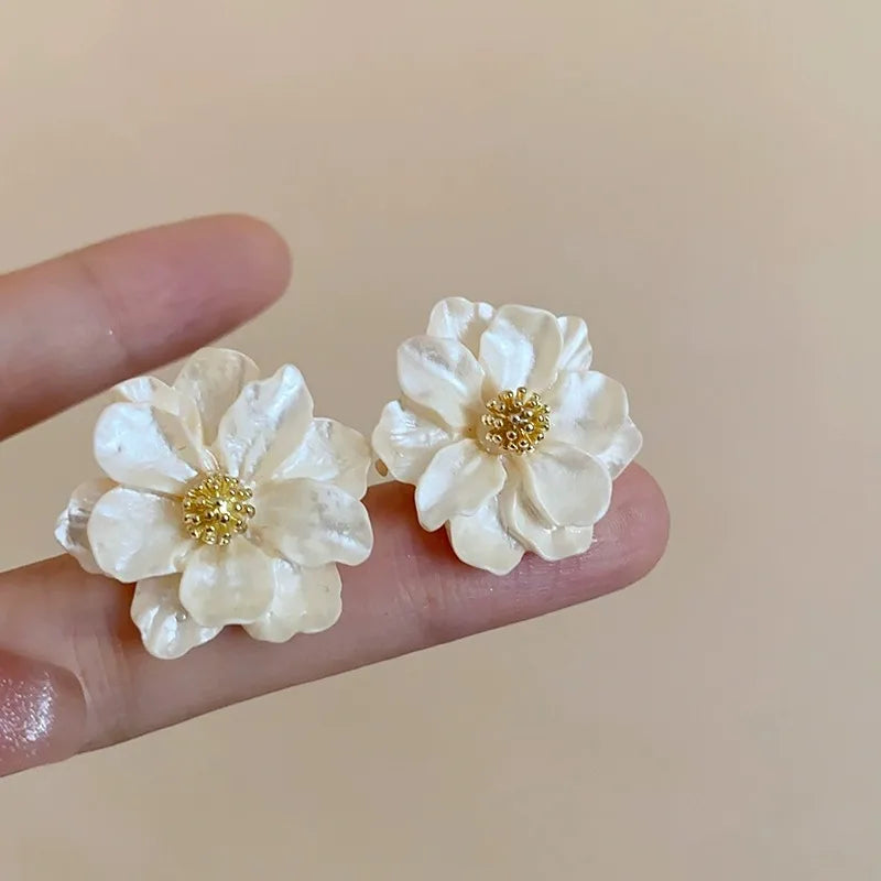 Boucles d'oreilles élégantes en acrylique blanc, design floral