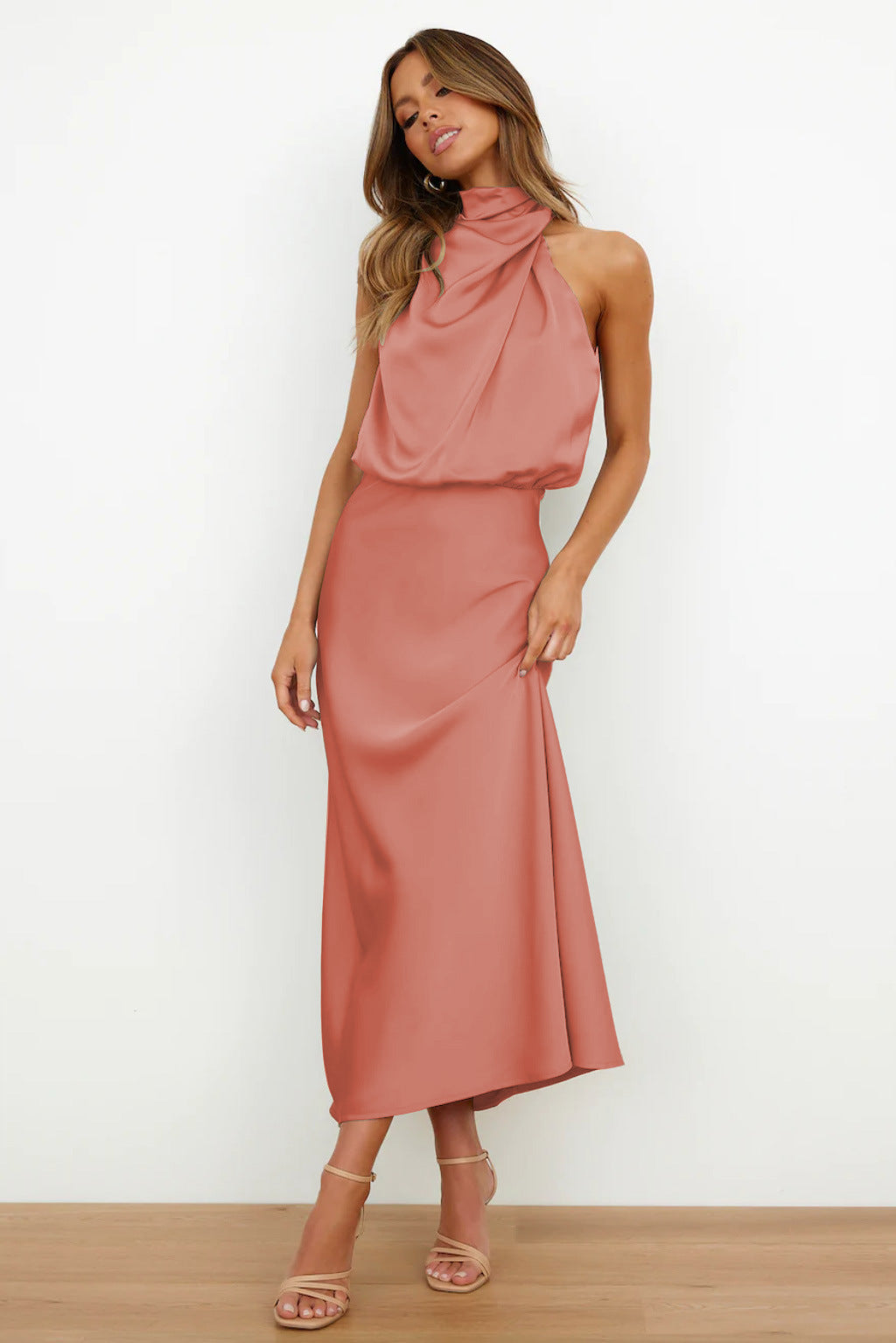 Carlina | Robe longue en satin avec col halter