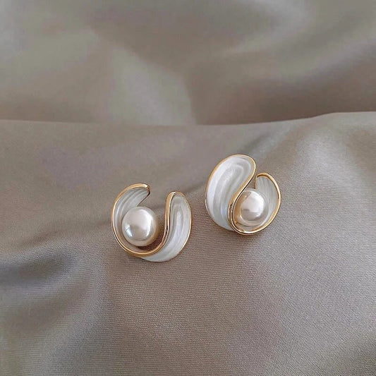Boucles d'oreilles dorées avec perles et émail blanc