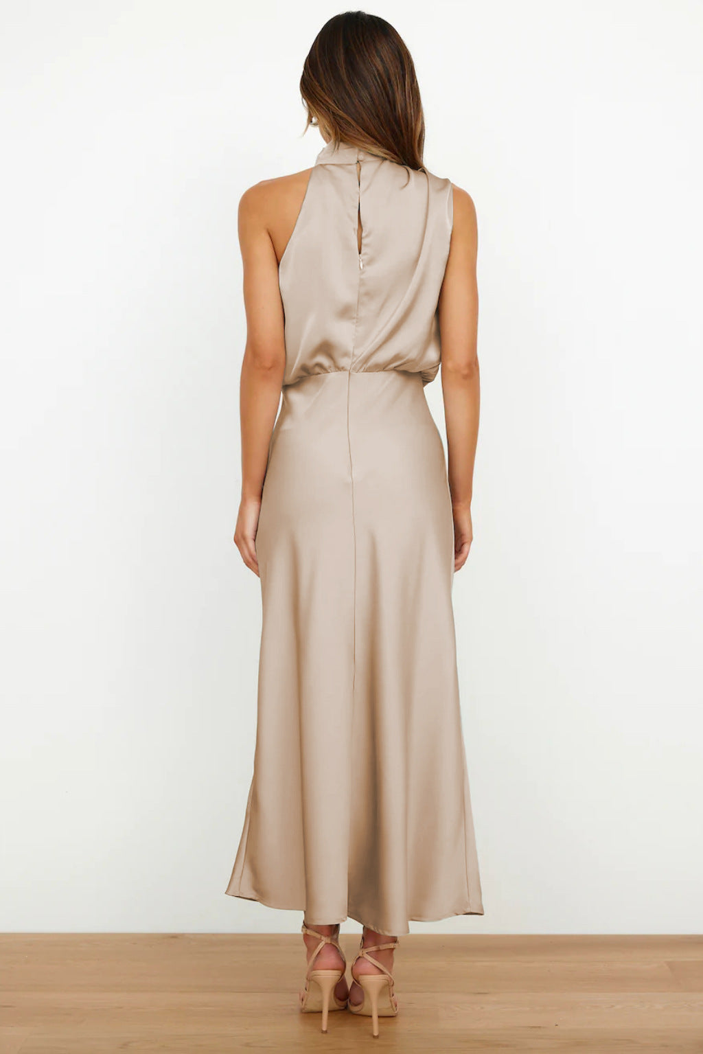 Carlina | Robe longue en satin avec col halter
