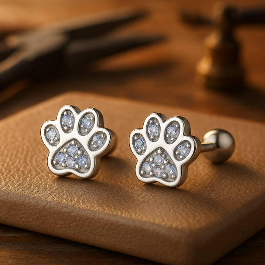 Boucles d'oreilles clous en argent sterling avec empreinte de patte – Accent en cristal