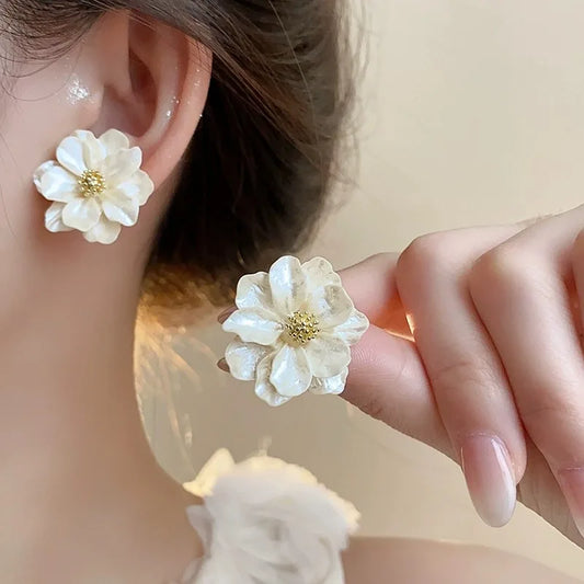 Boucles d'oreilles élégantes en acrylique blanc, design floral