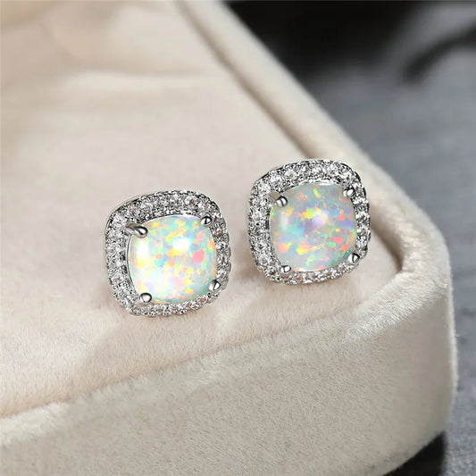 Clous ronds en argent et opale blanche, élégantes boucles d'oreilles