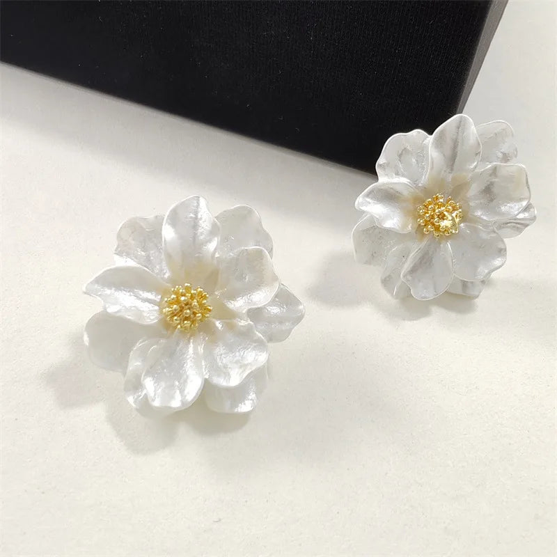 Boucles d'oreilles élégantes en acrylique blanc, design floral