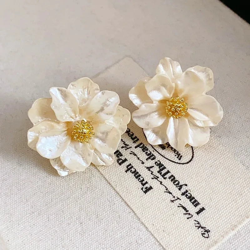 Boucles d'oreilles élégantes en acrylique blanc, design floral