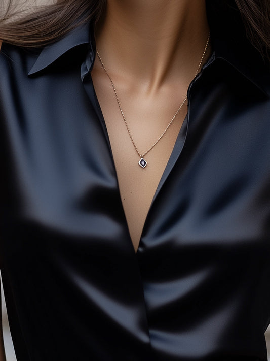 Corbeau | Blouse en satin noir sans manches