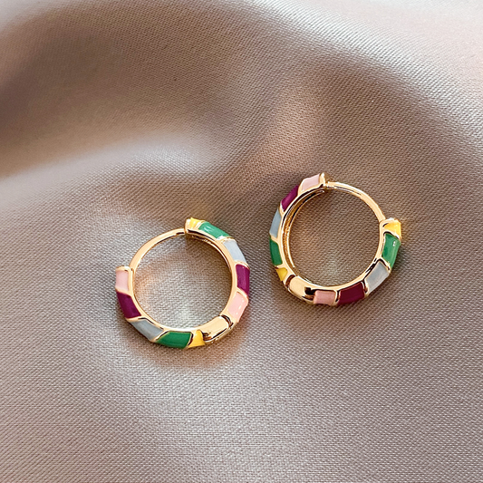 Boucles d'oreilles élégantes en émail multicolore - Créoles dorées