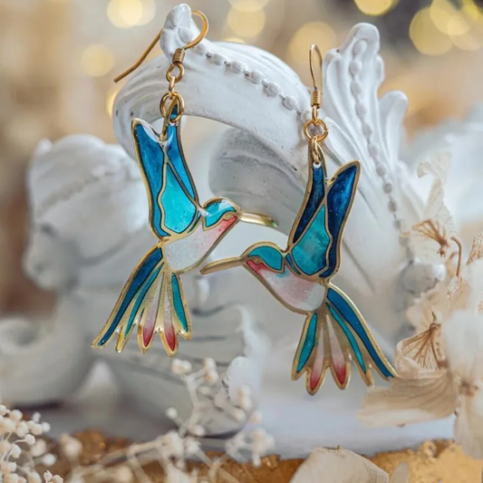 Boucles d'oreilles pendantes en émail bleu et or avec un colibri